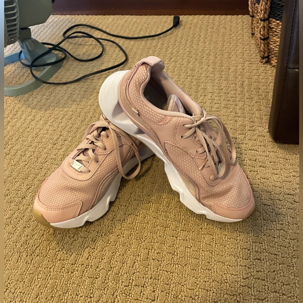 Nike RYZ walking shoes